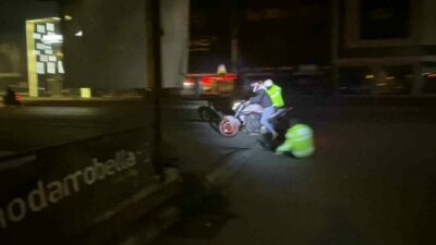 Bursa’da ‘Dur’ ihtarına uymayıp polise çarptı! O anlar kamerada