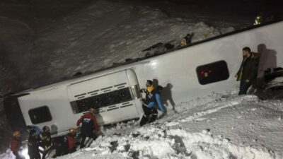 Yolcu otobüsü şarampole devrildi; Çok sayıda ölü ve yaralı var