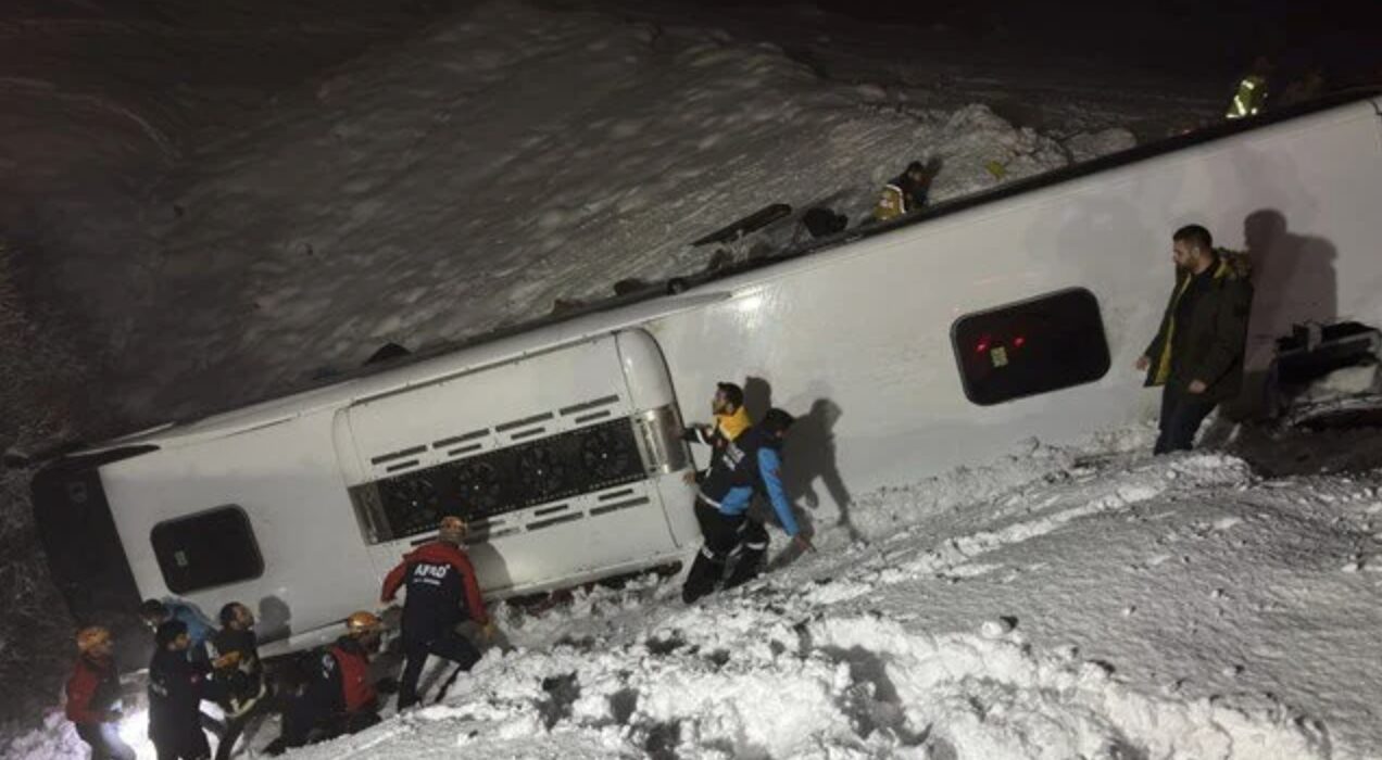 Yolcu otobüsü şarampole devrildi; Çok sayıda ölü ve yaralı var