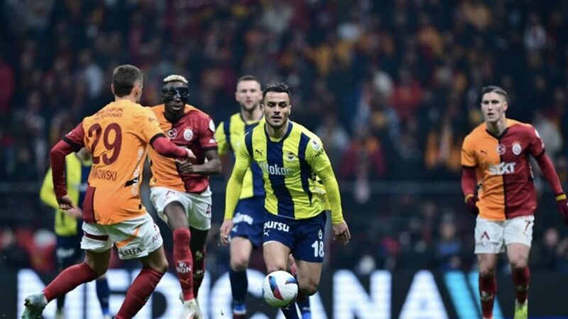 Galatasaray ile Fenerbahçe arasındaki derbi maçta gol sesi çıkmadı, zirvedeki