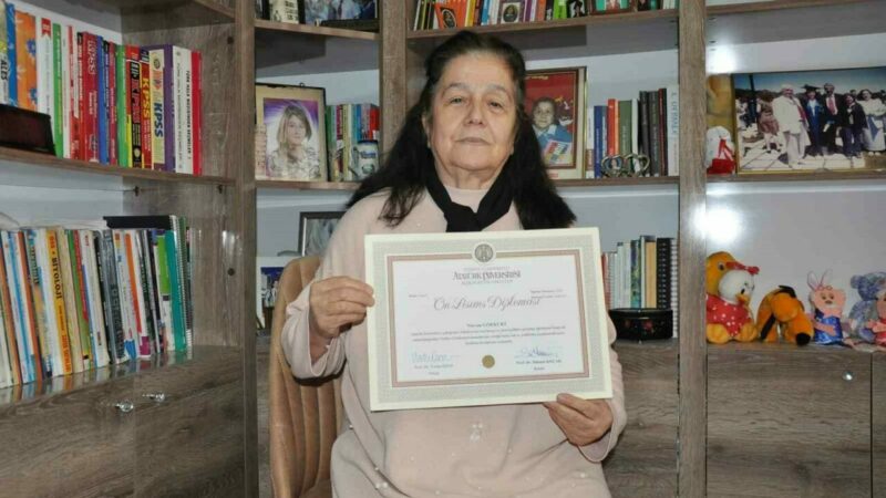 Bursa’da emekli öğretmen herkese örnek oldu! 10 yıl boyunca… Bursa’nın Mustafakemalpaşa ilçesinde yaşayan emekli fizik öğretmeni Nurcan Gökkurt, 55