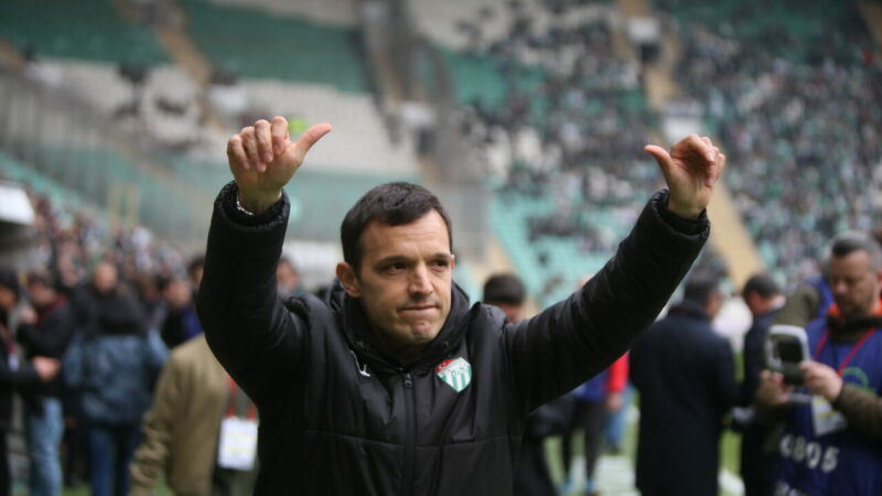 Bursaspor’un hocası Batalla’nın favorisi Bursaspor Teknik Direktörü Pablo Martin Batalla öğrencilerle bir araya geldi...