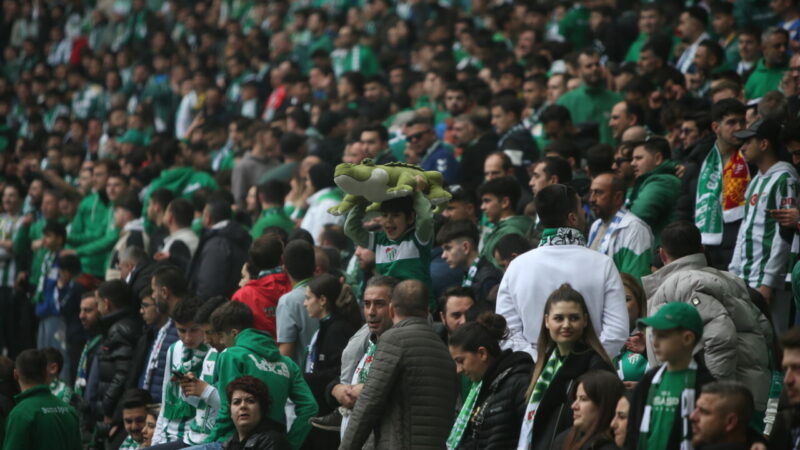 Olay Gazetesi Yazarı İhsan Aydın, Bursaspor'un Anadolu Üniversitesi ile oynadığı
