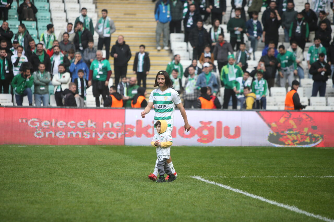 Bursaspor’un yeni yıldız adayından duygusal sözler; ‘Ağlamamak için kendimi zor tuttum’
