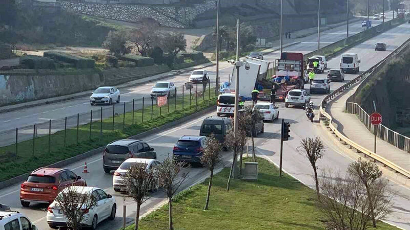 Bursa’da trafiği kilitleyen olay Bursa’nın Gemlik ilçesinde, seyir halindeki TIR'ın üzerindeki makinenin savrularak yola