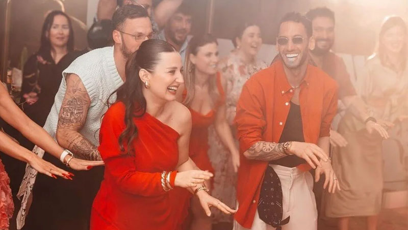 Hakan Çalhanoğlu’ndan eşine sürpriz doğum günü partisi