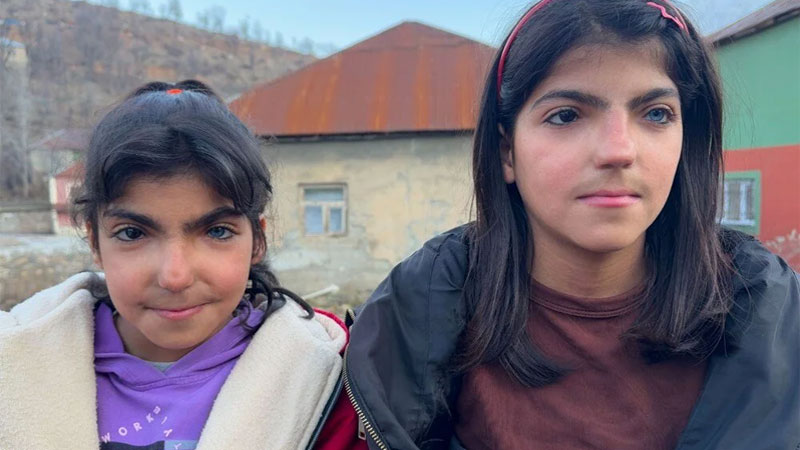 Görenler fotoğraf çektiriyor: Biri mavi biri siyah gözlü kardeşler ilgi odağı oldu