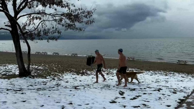 Haberi okurken buz keseceksiniz! Bursa’da -3 derecede bakın ne yaptılar İznik’te kendilerine ’İnciraltı Senatörleri’ adını veren 6 kişiden oluşan bir