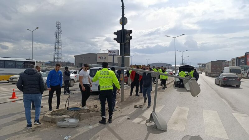 Bursa'nın İnegöl ilçesinde aydınlatma direği ile kırmızı ışıkta duran otomobile