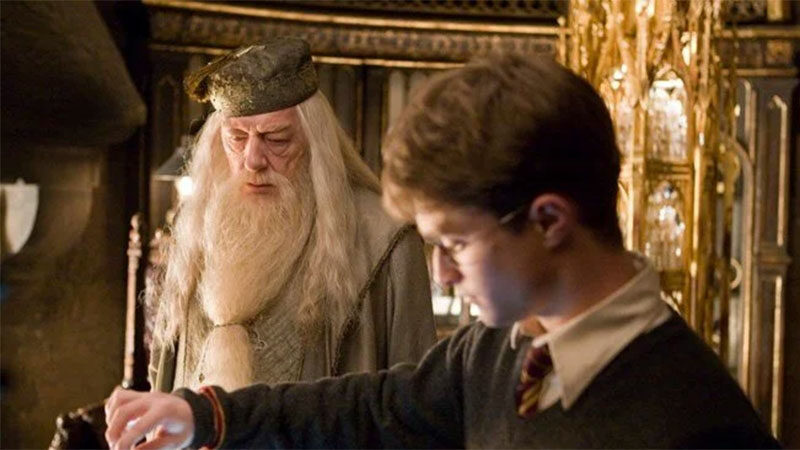 İngiliz yazar J. K. Rowling'in kaleme aldığı fantastik romanlardan sinemaya