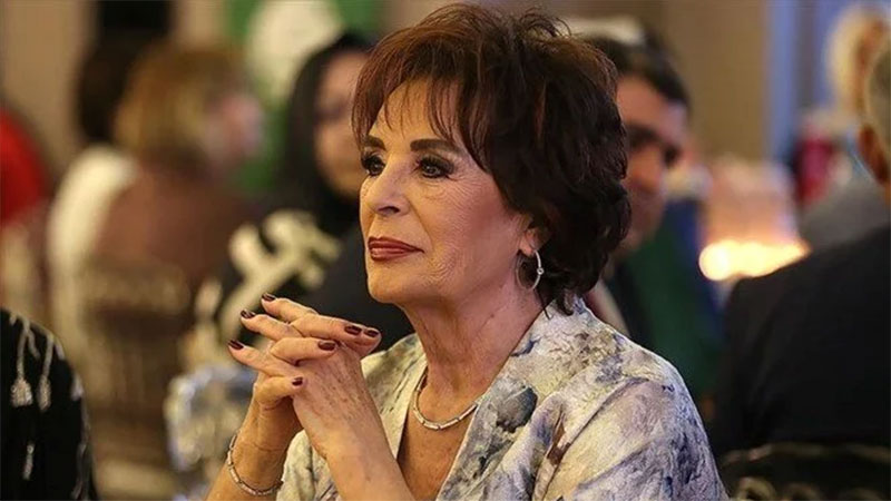 Hülya Koçyiğit korkuttu! AVM’de yere düşüp kafasını çarptı