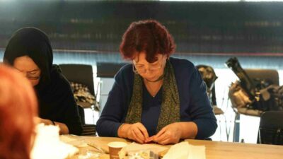 Bursa’da kadınlardan Sevgililer Günü’ne özel kapı süsleri