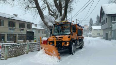 Bursa’da karla kapanan yollara müdahale