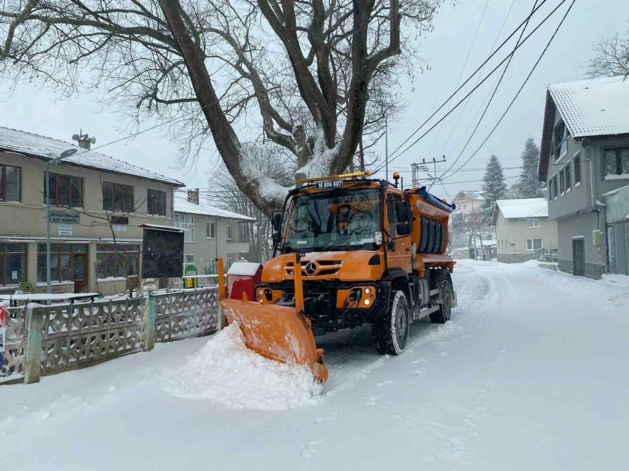 Bursa’da karla kapanan yollara müdahale