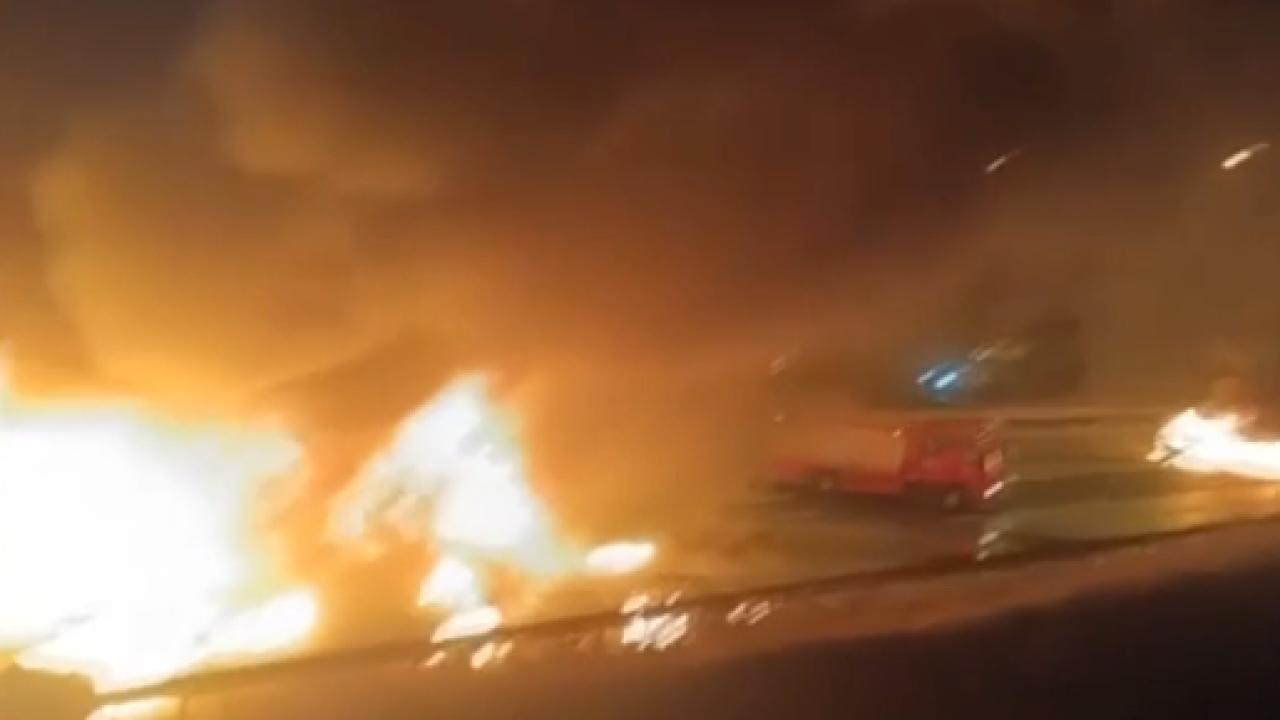 Zincirleme trafik kazası: TIR alev topuna döndü