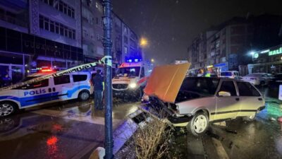 Kaza yapan sürücü, polis aracında kendini vurdu