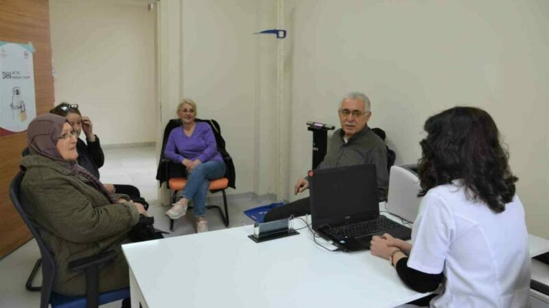 Bursa’da kilo vermek isteyenlere ücretsiz danışmanlık Bursa’da Sağlıklı Hayat Merkezleri’ne başvuran birçok kişi, uzman diyetisyenlerin rehberliğinde