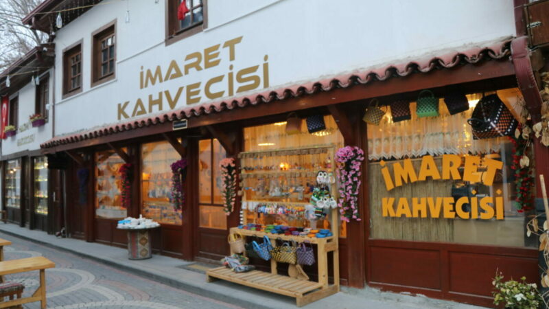 Çankırı'da iki kafe işletmecisi, köy okullarının kütüphanelerine katkı sağlamak amacıyla