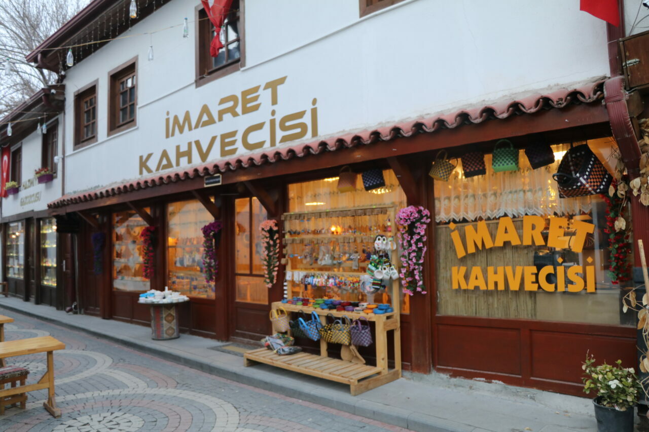 Köy okulları için beş kitap getirene Türk kahvesi ikram