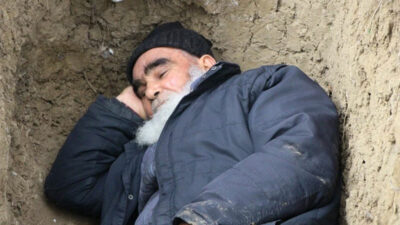 Geceleri kazdığı mezarda yatıyor! Görenler şaşıp kalıyor…