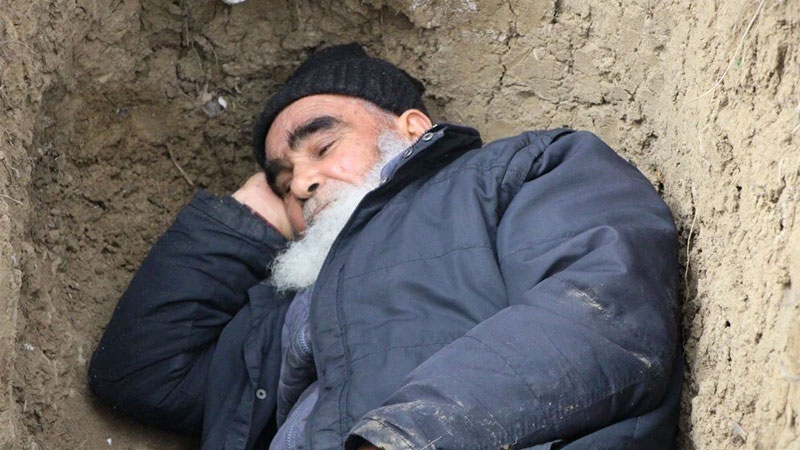 Geceleri kazdığı mezarda yatıyor! Görenler şaşıp kalıyor…