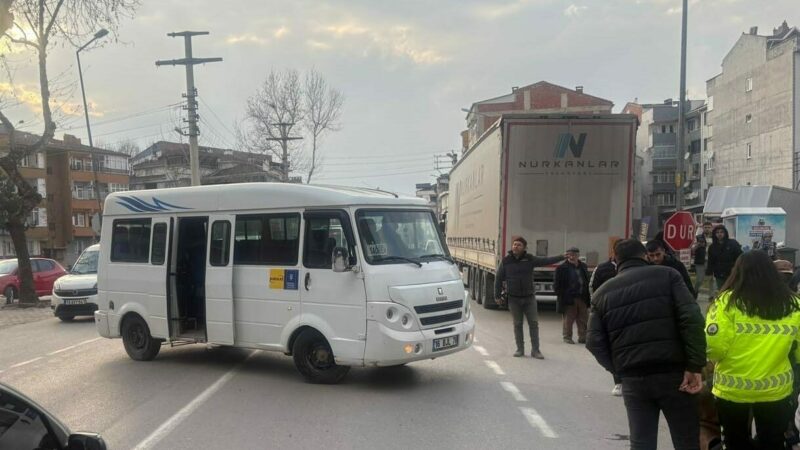 Bursa’nın İnegöl ilçesinde, minibüsle çarpışan motosikletteki çift yaralanırken, kaza anı