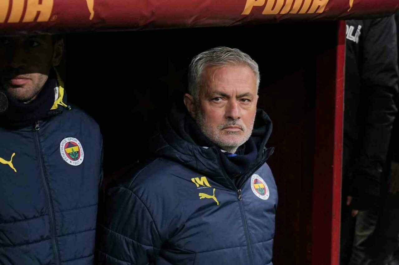 Mourinho, Fenerbahçe’de 3. derbisini de kazanamadı 1 mourinho fenerbahcede 3 derbisini de kazanamadi 88131ac7b3fd