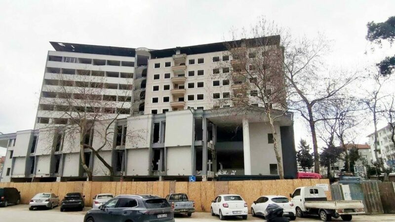 Bursa’da 32 yıllık iş merkezinin yıkımına başlandı Bursa’nın Mudanya ilçesinde 1993 yılından bu yana kullanılan 11 katlı