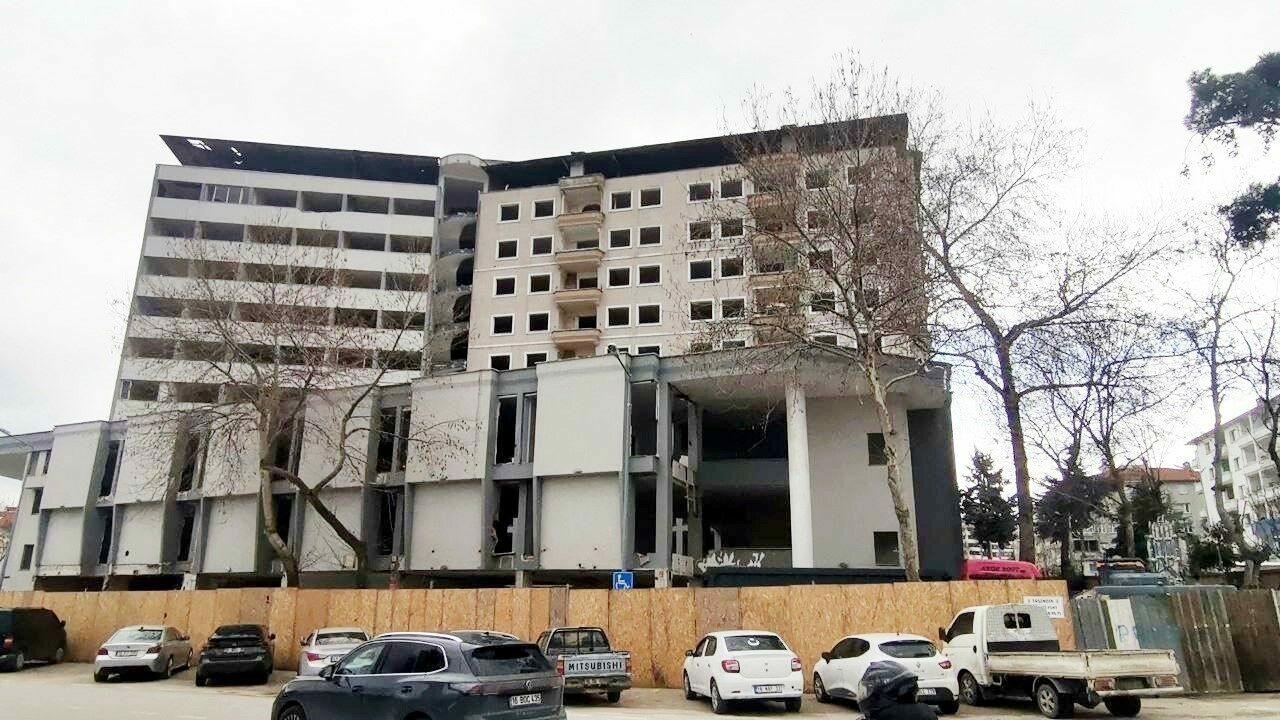Bursa’da 32 yıllık iş merkezinin yıkımına başlandı Bursa’da 32 yıllık iş merkezinin yıkımına başlandı