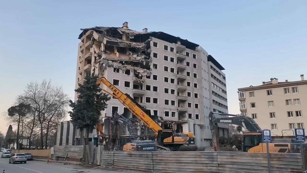 Bursa’da 11 katlı bina böyle yıkıldı