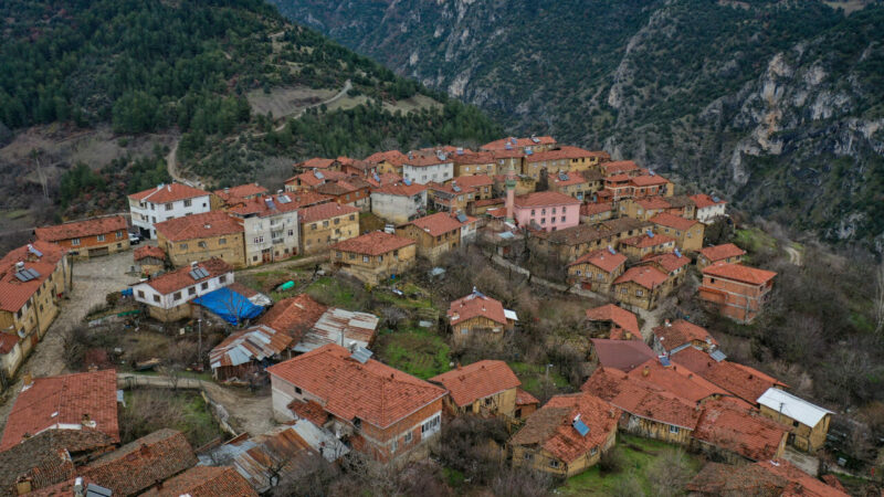 Bursa’nın güneyindeki 7 asırlık mahalle! Görenler hayran kalıyor Bursa'da Uludağ'ın güney eteklerinde kurulu Keles ilçesine bağlı kırsal Gelemiç