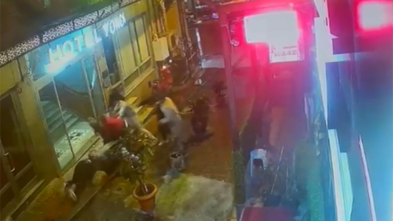 Atıldığı oteli 6 kişiyle bastı: 3 yaralı, 10 gözaltı