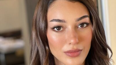 Pozları nefes kesti! Transparan büstiyeriyle…