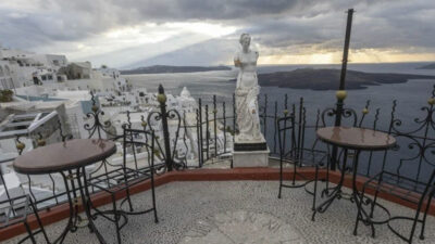 Turizmin gözdesi şimdi bir hayalet şehir! İşte Santorini’nin son hali