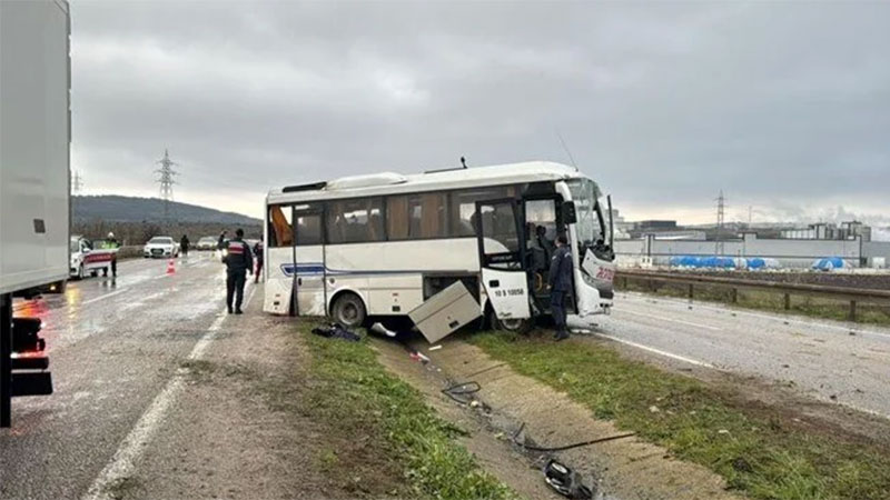 İşçi servisi devrildi: 18 yaralı