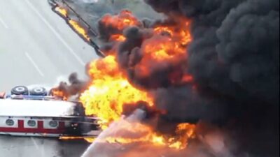 Otoyolda devrilen tanker yandı, 5 kilometrelik araç kuyruğu oluştu