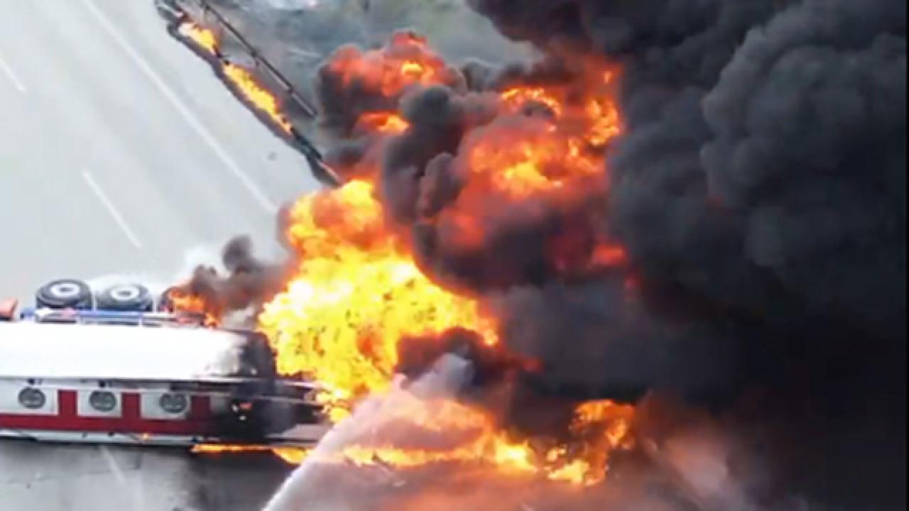 Otoyolda devrilen tanker yandı, 5 kilometrelik araç kuyruğu oluştu