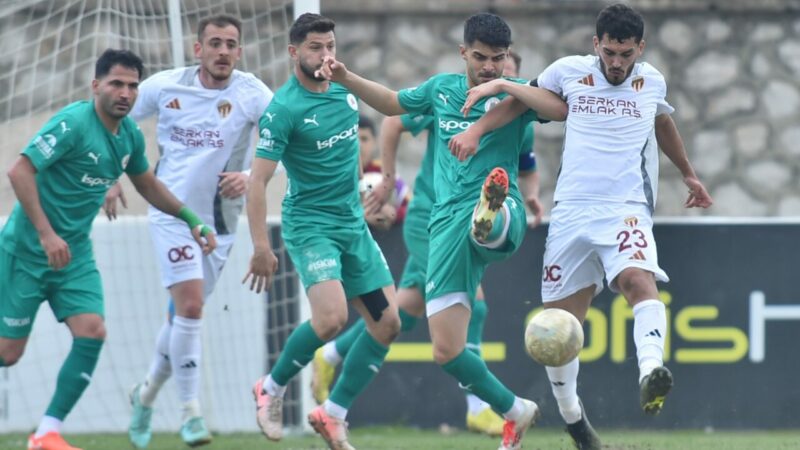 İnegölspor Teknik Direktörü İbrahim Dağaşan stadının zemininden yakındı. İnegöl İlçe