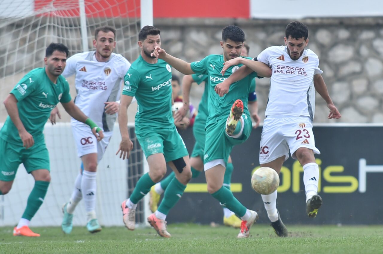 2.Lig’deki Bursa ekibinin hocası isyan etti: ‘Geldik yine patates tarlasına’