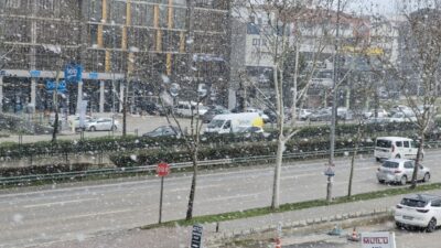 Bursa’da özlenen görüntü! Kar yağışı kent merkezinde etkili oluyor…