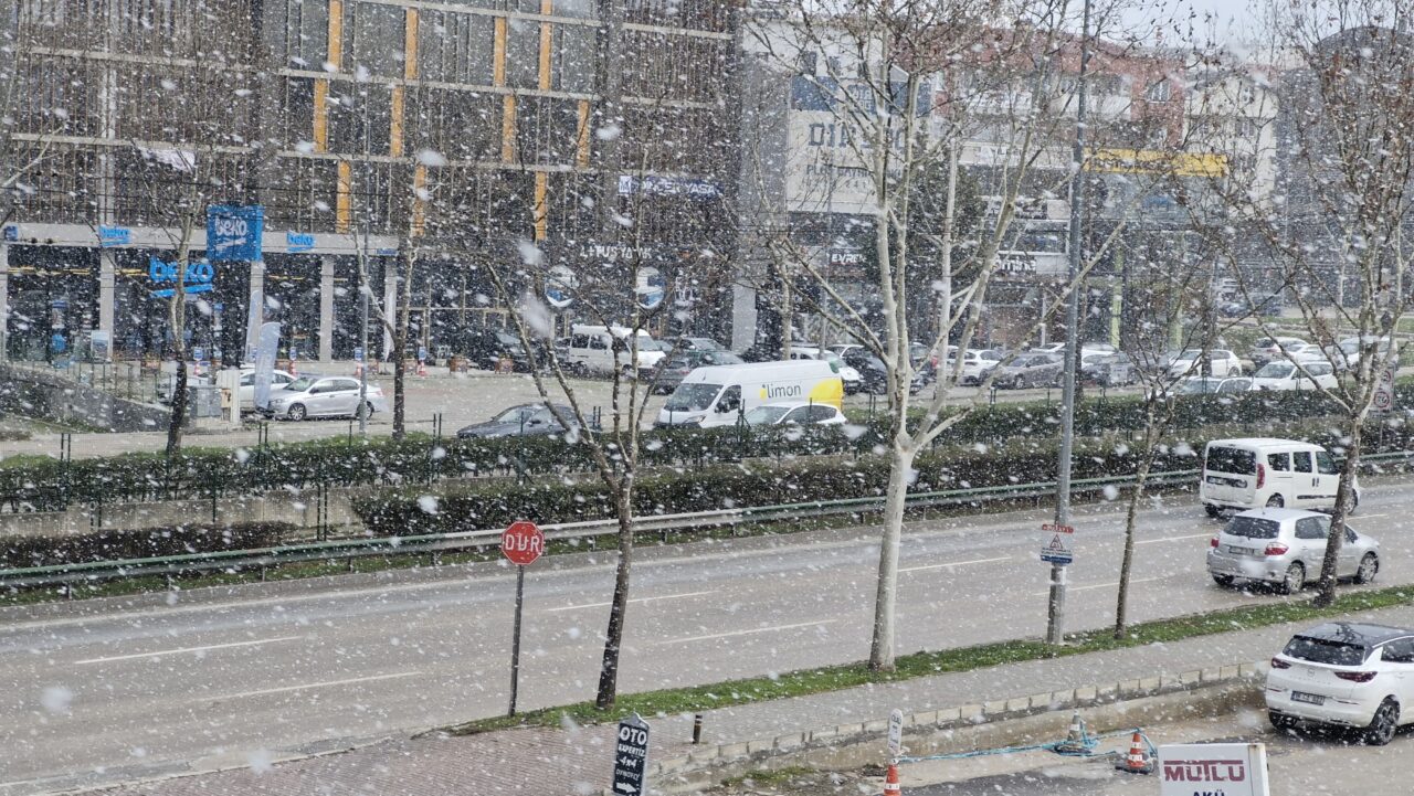 Bursa’da özlenen görüntü! Kar yağışı kent merkezinde etkili oluyor…