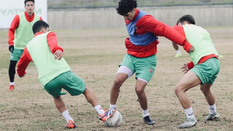 Bursaspor’un 9 puan gerisinde ikinci sırada yer alan Karşıyaka’da futbolcular