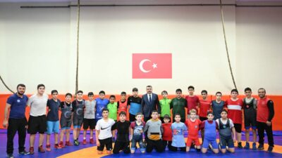 Başkan Yılmaz şampiyon güreşçilerle buluştu
