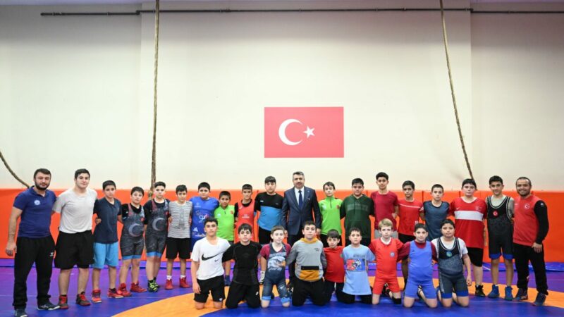 Başkan Yılmaz şampiyon güreşçilerle buluştu Yıldırım Belediye Başkanı Oktay Yılmaz, Naim Süleymanoğlu Spor Kompleksi'nde Güreş