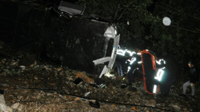 Yolcu otobüsü devrildi: 33 yaralı