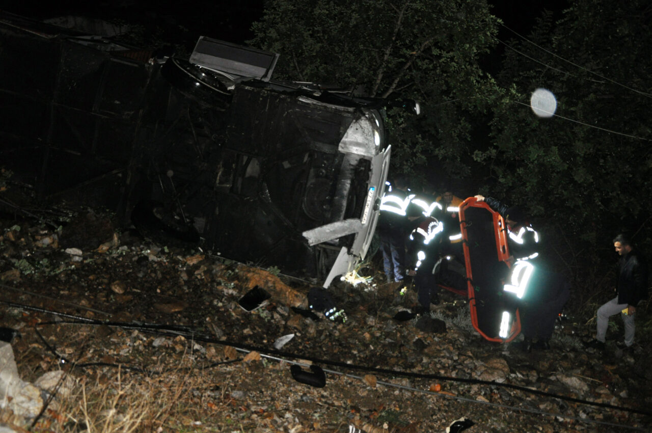 Yolcu otobüsü devrildi: 33 yaralı Yolcu otobüsü devrildi: 33 yaralı