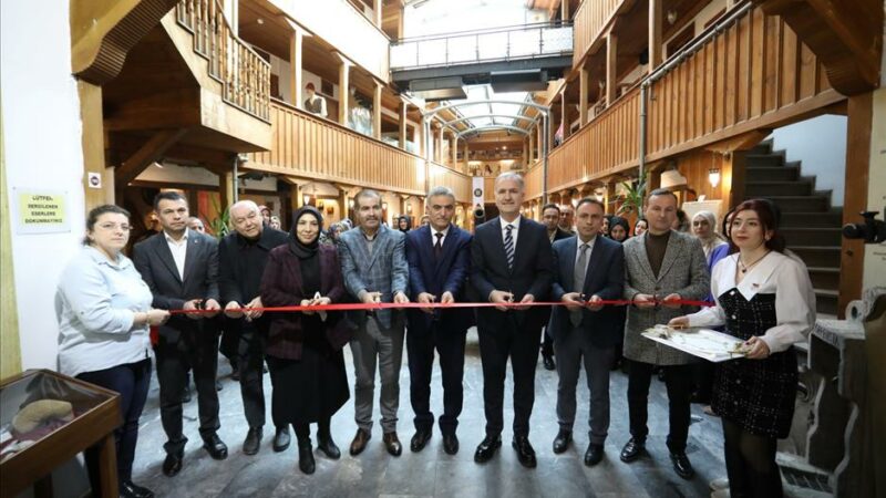 Bursa Olgunlaşma Enstitüsü atölyelerinde hazırlanan hat, tezhip, minyatür ve ebru