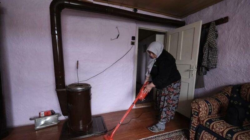 İnegöl Belediyesi, Ramazan Bayramı öncesi ihtiyaç sahibi yaşlıların evlerinde bayram