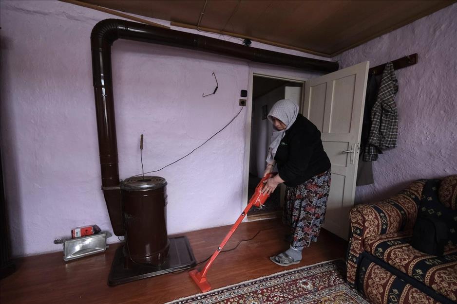 Yaşlıların evlerini İnegöl Belediyesi temizliyor