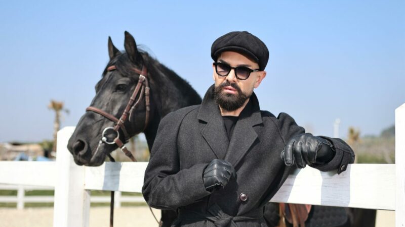 Gözlerinden etkilendi, klibinde oynattığı atı satın aldı Daha önce vinçli ve tabutlu sahne performansları ile adından söz